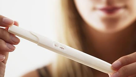 Coppia di gemelli per una 15enne, lui ha 14 anni