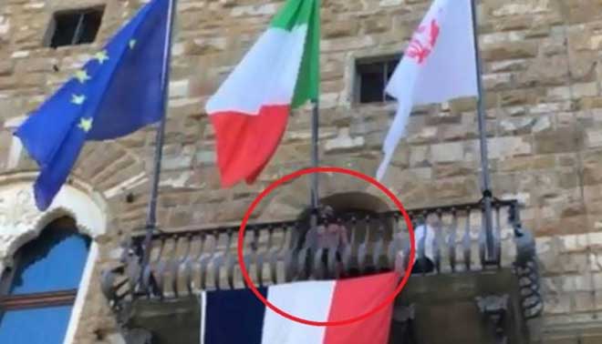 Studente in mutande a Palazzo Vecchio, prof costretta a pagare la multa