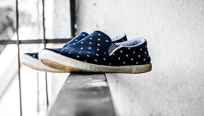 Vuoi recuperare i brutti voti? Togli le scarpe e cammina in classe a piedi nudi