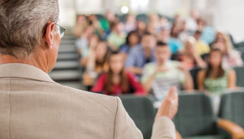 Professore universitario si ammala, i suoi studenti lo salvano