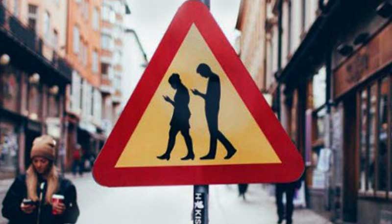 Se usi lo smartphone per strada rischi la multa