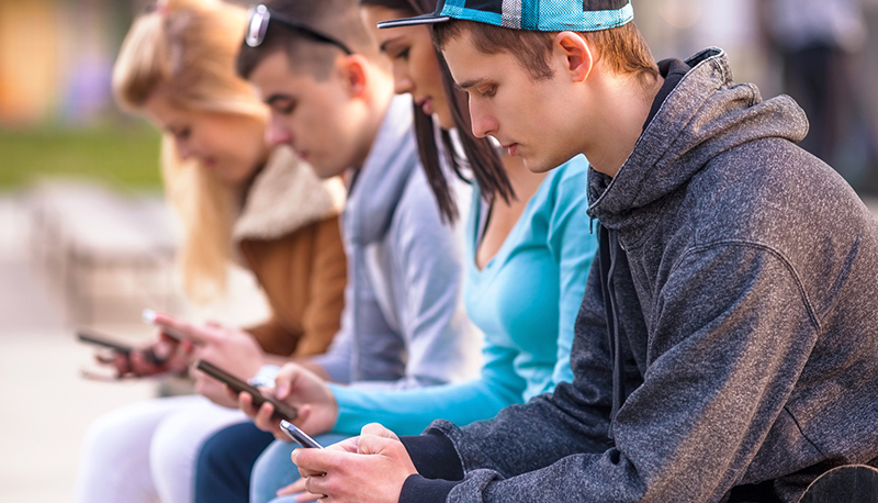Ecco a voi la Generazione Z: poco sesso e tanti social