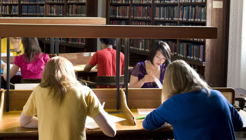 Università aperta nel weekend per studenti sotto esame!