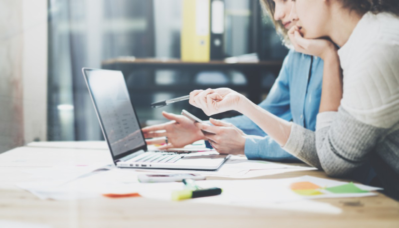 Lavoro: le donne sono più brave degli uomini negli studi, ma guadagnano di meno