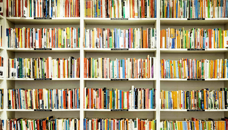 Libri scolastici, ora nel carrello della spesa ci sono anche loro: le famiglie risparmiano online e al supermercato
