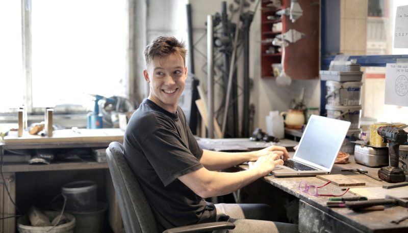 Dalla videolezione in pigiama ai trucchi per “marinarla”: ecco cosa succede davvero nelle classi virtuali