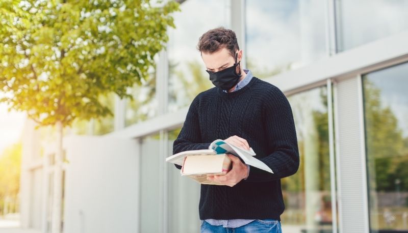 Dad, studenti in protesta anche davanti l’università