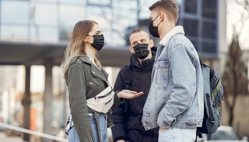 Fase 2: più di 1 giovane su 2 non rinuncia alla movida, ma con la mascherina
