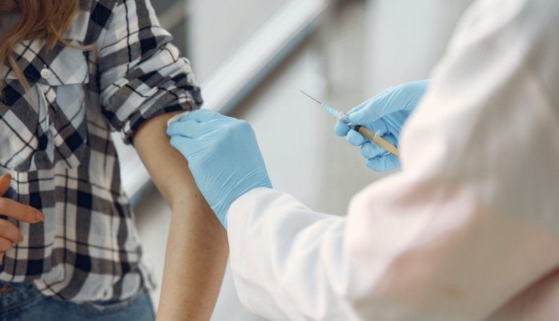 Vaccini anti-Covid, 3 giovani su 4 si dicono favorevoli. Più di un terzo si vaccinerebbe anche domani