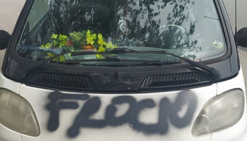 Insulti sulla macchina di attivista LGBT+: il gesto omofobo a Catanzaro