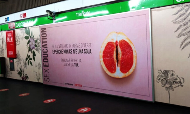 Sex Education 3, la serie Netflix fa scandalo: a Milano le proteste contro i manifesti