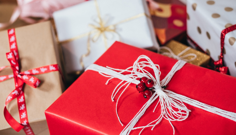 Natale 2021, la “letterina” della GenZ: cosa vorrebbero trovare i ragazzi sotto l’albero? Tech, abbigliamento ma anche cultura