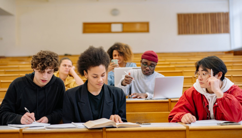 All’Università di Bari niente esami per chi non è in regola con le tasse: studenti in rivolta