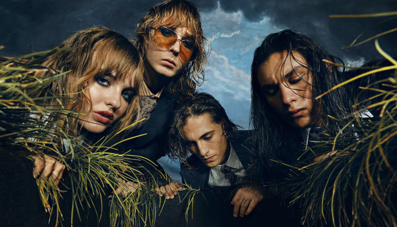 I Måneskin annunciano il nuovo singolo The Loneliest in giacca e cravatta