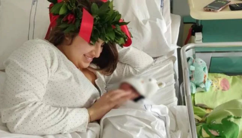 ​​Si laurea con le doglie e partorisce lo stesso giorno della discussione della tesi