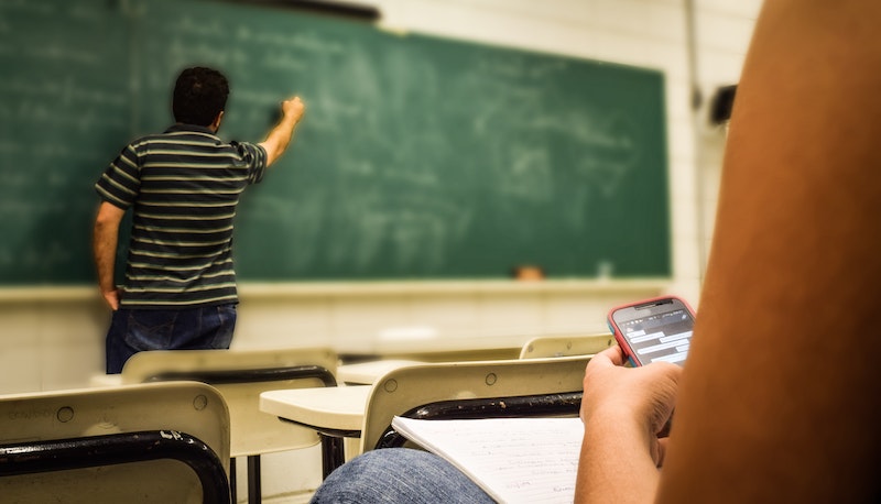 La scuola delle regole: dress code per 8 studenti su 10. Gli smartphone? Banditi, ma molti li usano sottobanco