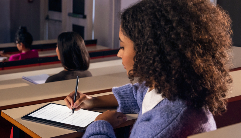 Didattica digitale, il 90% degli studenti over 16 ha un device personale: a scuola resta nello zaino, all’università sale in cattedra