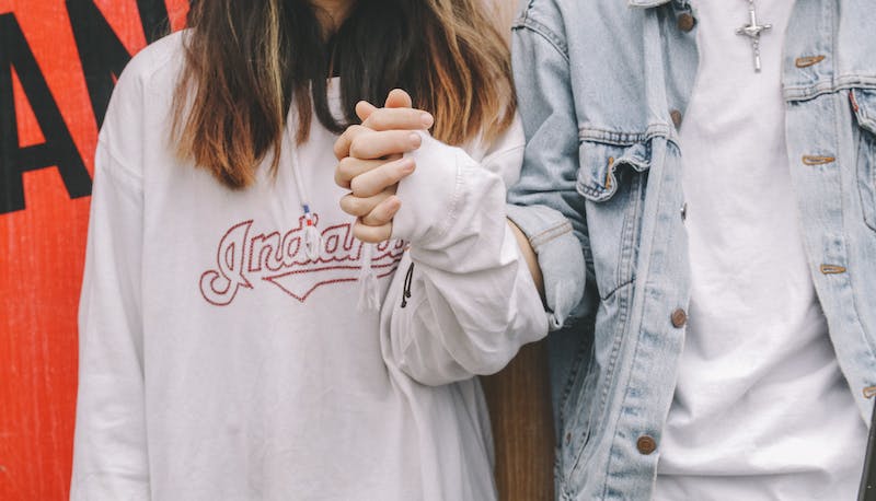 Per un giovane su 6 è accettabile che un uomo controlli social e telefono della partner: la Gen Z è più patriarcale dei boomer