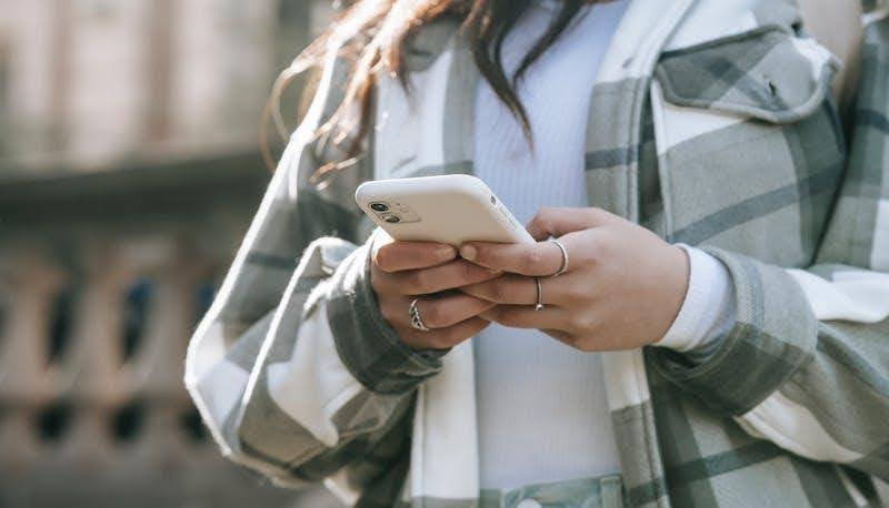 Troppi messaggi sui social, si tratta di molestie? Lo spiega l’avvocato