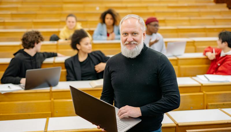 Fare il professore universitario non è un mestiere per giovani e donne: età media oltre 50 anni, solo un terzo è donna