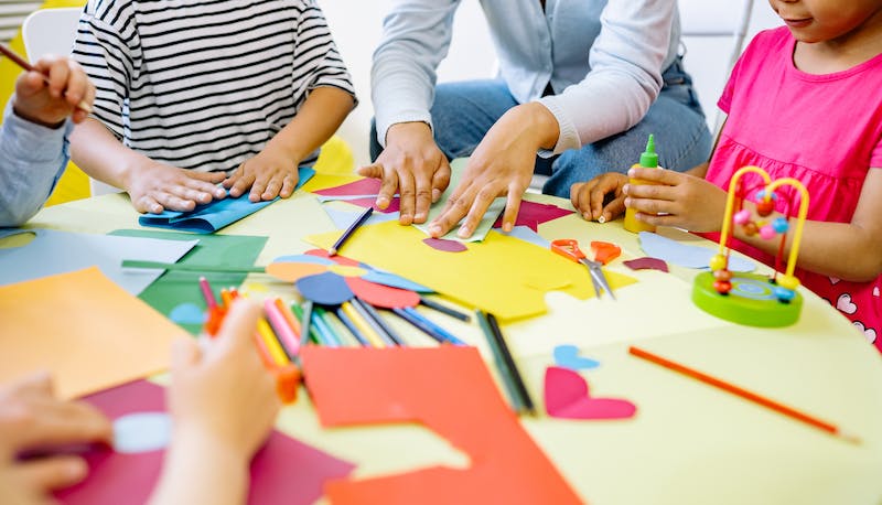 Tre bambine di 6 anni scappano da scuola e fanno un chilometro a piedi ...
