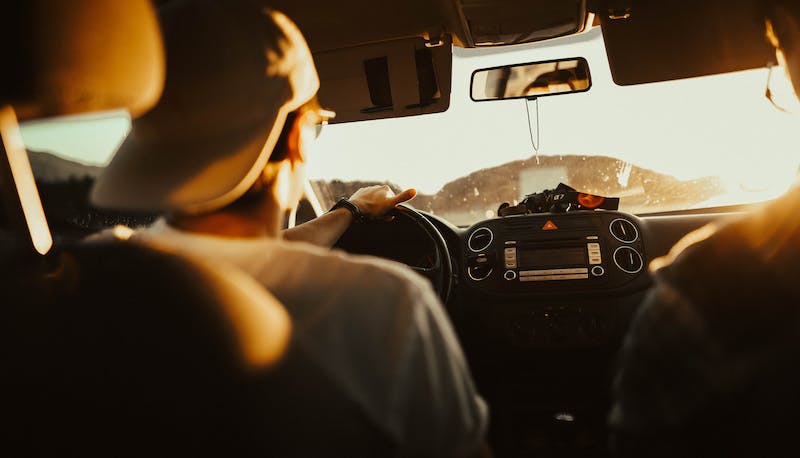 Distrazione, stanchezza e velocità eccessiva alla guida, ma con casco e cinture: ecco la "diseducazione stradale" della GenZ