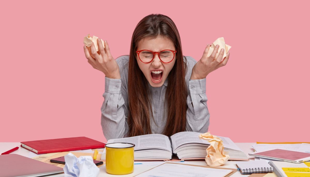 Studentessa disperata mentre studia
