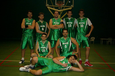 Squadra di basket in maglie verdi si prepara per la partita, con spirito competitivo e tanta energia.