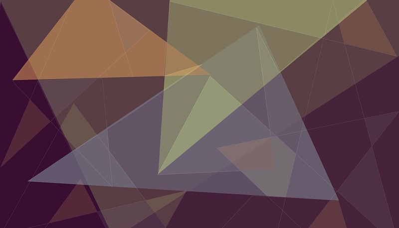 Immagine astratta con triangoli e forme geometriche sovrapposte, in toni caldi e freddi su uno sfondo sfumato.