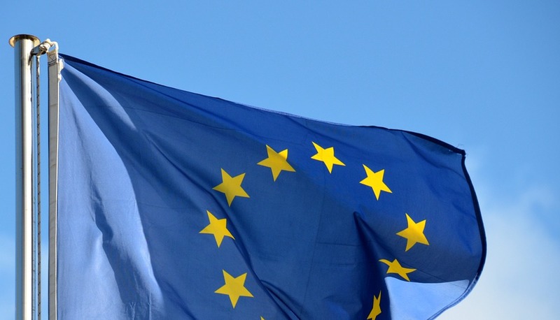 La bandiera europea simboleggia l'unit&agrave; e la ricchezza culturale del continente, un crocevia di storia e valori condivisi.