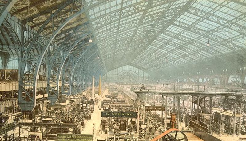 Immagine di un grande stabilimento industriale, simbolo della Rivoluzione Industriale e dei cambiamenti socio-economici dell'epoca.