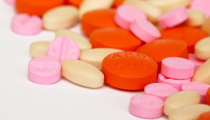 Un assortimento di compresse colorate evidenzia la complessità delle dipendenze e le sfide legate all'uso di sostanze.
